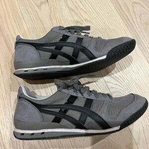 ONITSUKA TIGER
ASICS - ONITSUKA TIGER ULTIMATE 81 SHOES IN CHARCOAL/BLACK (used)